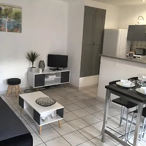 T2 Avec Terrasse Ds Maison De Village Pres D Avignon , Vedène France